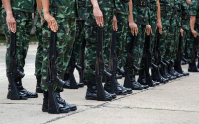 La liga española sustituirá a los árbitros por soldados del ejército autorizados a disparar a los jugadores que celebren los goles con abrazos