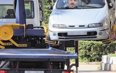 La grúa se lleva el coche de JKCLife mientras graba su video del Madrid-Alavés