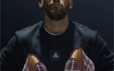 Messi presenta sus nuevas botas para los partidos de Champions