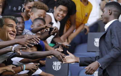 Laporta se disfraza de fan para pedirle un autógrafo a Dembelé y que firme la renovación