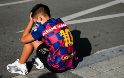 El único fan que se había comprado la camiseta de Aubameyang sigue en el Camp Nou cagándose en todo