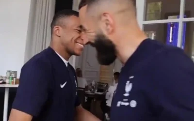 Mbappe y Benzema se lesionan en la boca al forzar tanto una sonrisa falsa en su reencuentro