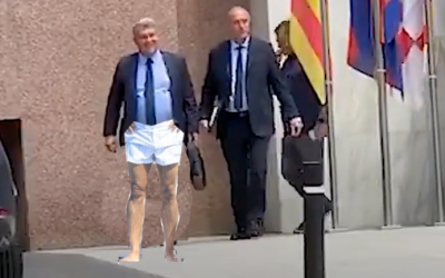 Laporta sale de cerrar el acuerdo de financiación con los pantalones bajados