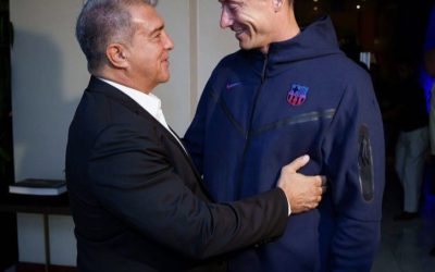 Laporta se arrima a Lewandowski para darle la bienvenida y le susurra: «¿notas mi palanca?»