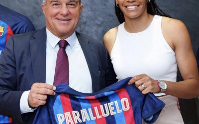 Laporta presenta a la jugadora Paralluelo pero deja las fotos en el campo «Paraluego»